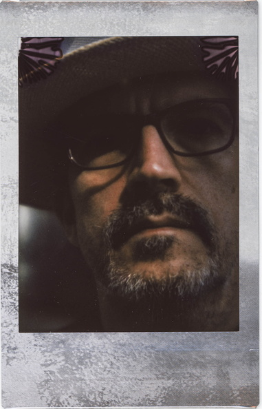kamerakata / Selbstbildnis auf Instax Mini w_32_kamerakata.jpg